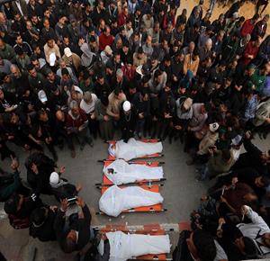 تشييع عدد من الشهداء في مدينة غزة  ارتقوا جراء غارة إسرائيلية استهدفت مخيم الشاطئ للاجئين 