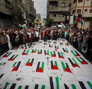 تشييع رفات عدد من الشهداء، انتُشلت من تحت أنقاض مبانٍ دُمّرت في قصف إسرائيلي خلال الحرب على مخيم النصيرات وسط قطاع غزة