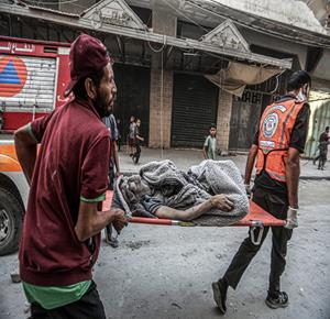 انتشال عدد من الشهداء والاصابات بعد عدة غارة جوية اسرائيلة على منزل في حي الرمال وسط مدينة غزة
