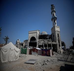 نازحون يضطرون للعيش داخل مسجد الإمام الشافعي المدمر في حي الزيتون بمدينة غزة بعد أن دُمّرت منازلهم بالكامل خلال الحرب
