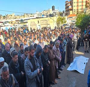 وداع وتشييع الشهيدة صباح أبو جامع (62 عاما) في مستشفى ناصر، ارتقت جراء استهداف طائرة مُسيّرة للاحتلال الإسرائيلي ملجأً للأونروا في خان يونس جنوب قطاع غزة