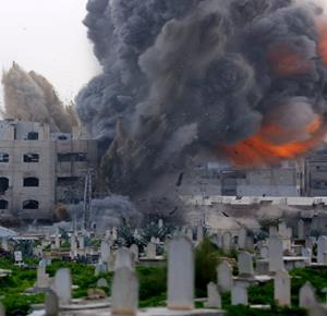 طائرات الاحتلال الإسرائيلي تقصف مبنى سكنيا من ثلاثة طوابق في حي الزيتون بمدينة غزة