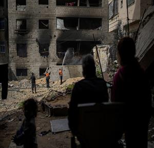 محاولات لإخماد حريق اندلع في مستودع تابع لمؤسسة إغاثية في حي الرمال غرب مدينة غزة