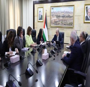 رئيس الوزراء محمد مصطفى يستقبل القنصل البلجيكي أنيك فان كالستر، ومديرة الوكالة البلجيكية للتعاون الدولي في فلسطين والأردن هايدي دي باو بمقر رئاسة الوزراء في رام الله