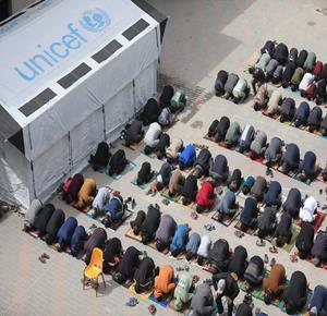 نازحون يؤدون صلاة الجمعة الأخيرة من شهر رمضان في ساحة مدرسة صلاح الدين التابعة للأونروا، والتي تحولت إلى مركز لإيواء النازحين في مدينة غزة