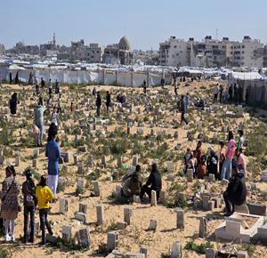 مواطنون يزورون قبور أقاربهم الذين استشهدوا خلال الحرب ودُفنوا في مقبرة الشهداء في خان يونس، جنوب قطاع غزة