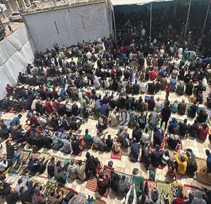 مواطنون يؤدون صلاة الجمعة حول مسجد الكنز، الذي دُمر خلال العدوان الاسرائيلي في مدينة غزة