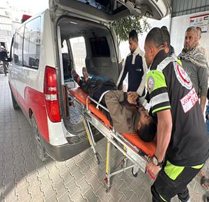 نقل عدد من الجرحى الى مستشفى الشفاء في مدينة غزة جراء استهداف الاحتلال الاسرائيلي مجموعة من المواطنين شمال غزة