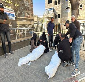 وداع شهيدين في مستشفى الشفاء بمدينة غزة. ارتقيا في غارة جوية إسرائيلية في جباليا، شمال قطاع غزة