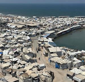 نازحون يقيمون في خيام مكتظة على شاطئ مدينة غزة، بعدما تحولت المنطقة الساحلية إلى ملاذ لآلاف النازحين من مناطق مختلفة في قطاع غزة بسبب الحرب، وسط ظروف إنسانية قاسية