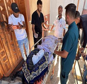 وصول جثمان الشهيد محمد الرقب إلى المستشفى بعد قصف إسرائيلي استهدف مواطنين في مواصي خان يونس جنوب قطاع غزة