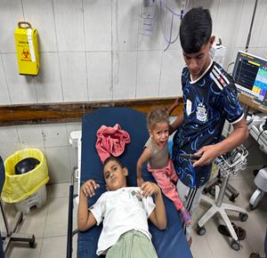 وصول مصابين غالبيتهم من الأطفال إلى المستشفى جراء غارة إسرائيلية استهدفت تجمعاً للمواطنين في منطقة المواصي غرب خان يونس