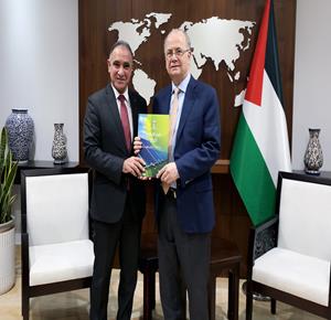 رئيس الوزراء محمد مصطفى يتسلم التقرير السنوي لسلطة الطاقة والموارد الطبيعية لعام 2025