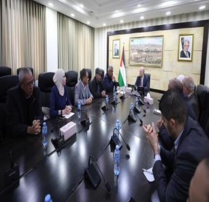 رئيس الوزراء محمد مصطفى أثناء لقائه وفدا من قرية المغير بحضور محافظ رام الله والبيرة ليلى غنام ووزير الحكم المحلي سامي حجاوي ورئيس هيئة مقاومة الجدار والاستيطان مؤيد شعبان