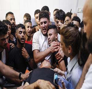 إلقاء نظرة الوداع على الشهيد الطفل أمير أحمد جابر (15 عاما) في مجمع فلسطين الطبي بمدينة رام الله