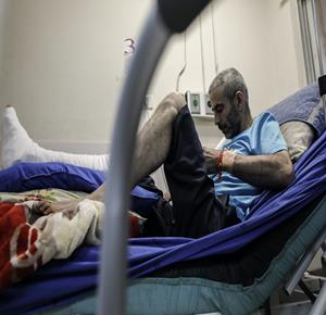المواطن فادي وليد أبو بكر (43 عاما) من بلدة يعبد غرب جنين يتلقى العلاج في المستشفى بعد اصابته باعتداء مستعمرين أثناء قطف الزيتون قرب البلدة