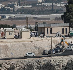 مستعمرون بقيادة وزير جيش الاحتلال يعودون الى مستعمرة غانيم بعد 21 عاما على اخلاءها 