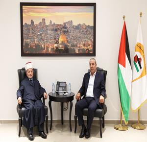 نائب رئيس دولة فلسطين حسين الشيخ يستقبل المفتي العام للقدس والديار الفلسطينية، رئيس مجلس الإفتاء الأعلى، خطيب المسجد الأقصى المبارك الشيخ محمد حسين