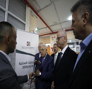  الرئيس محمود عباس، يلقي كلمته عقب الادلاء بصوته في انتخابات الهيئات المحلية لعام 2026، بمركز الاقتراع في مدرسة المستقبل الصالح بمدينة البيرة