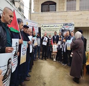 وقفة منددة بإقرار الهيئة العامة للكنيست الإسرائيلية لقانون الإعدام بحق الاسرى الفلسطينيين أمام مقر الصليب الأحمر.(عدسة:شادية سلطان/وفا)