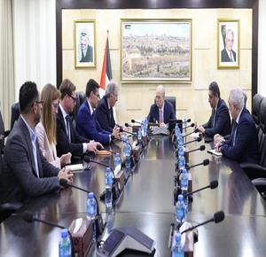  رئيس الوزراء محمد مصطفى،خلال لقائه المبعوث الخاص للاتحاد الأوروبي لعملية السلام في الشرق الأوسط كريستوف بيجو، بحضور ممثل الاتحاد الأوروبي في فلسطين ألكسندر شتوتسمان