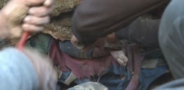 الصورة من فيديو نشرته وفا لمحاولات انتشال جثامين شهداء في رفح