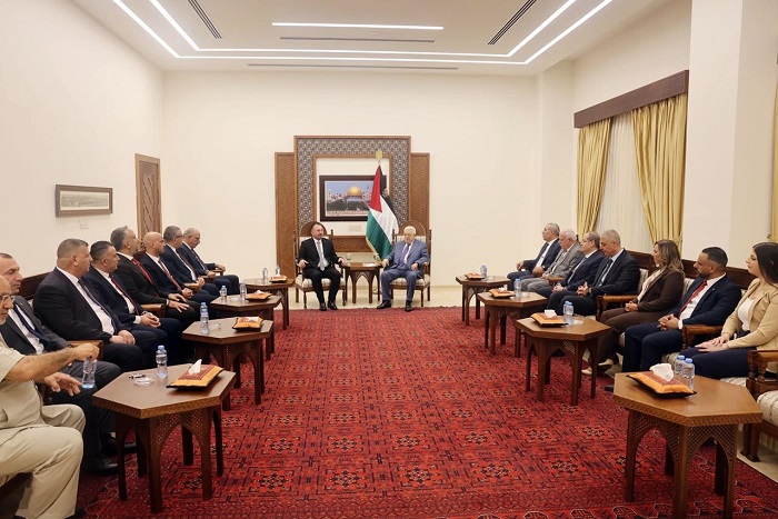 الرئيس يستقبل مجلس بلدية بيت لحم ويؤكد النهوض بالواقع السياحي والتنموي فيها