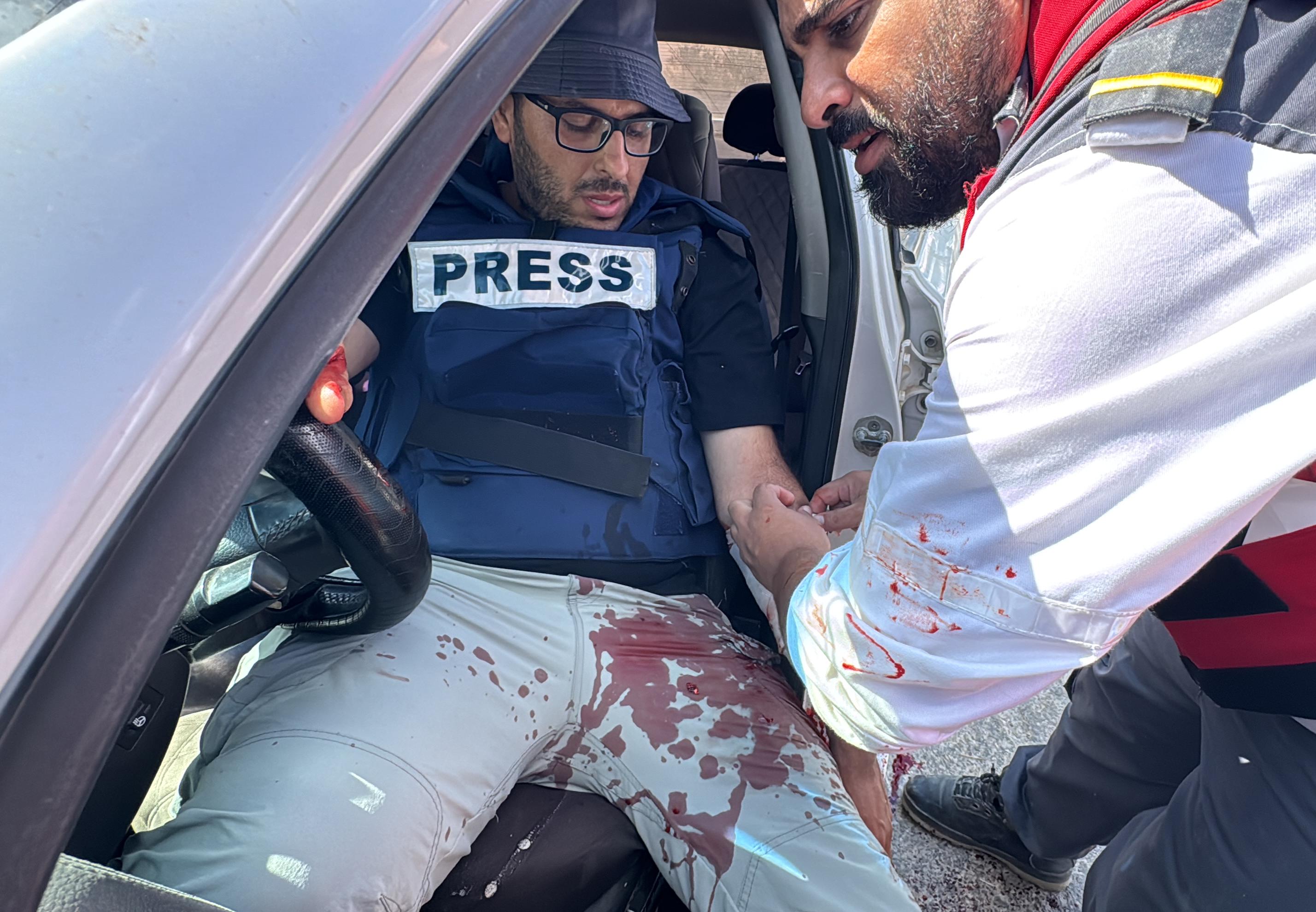 لحظة إصابة الزميل محمد منصور. (تصوير هشام أبو شقرة/الأناضول)