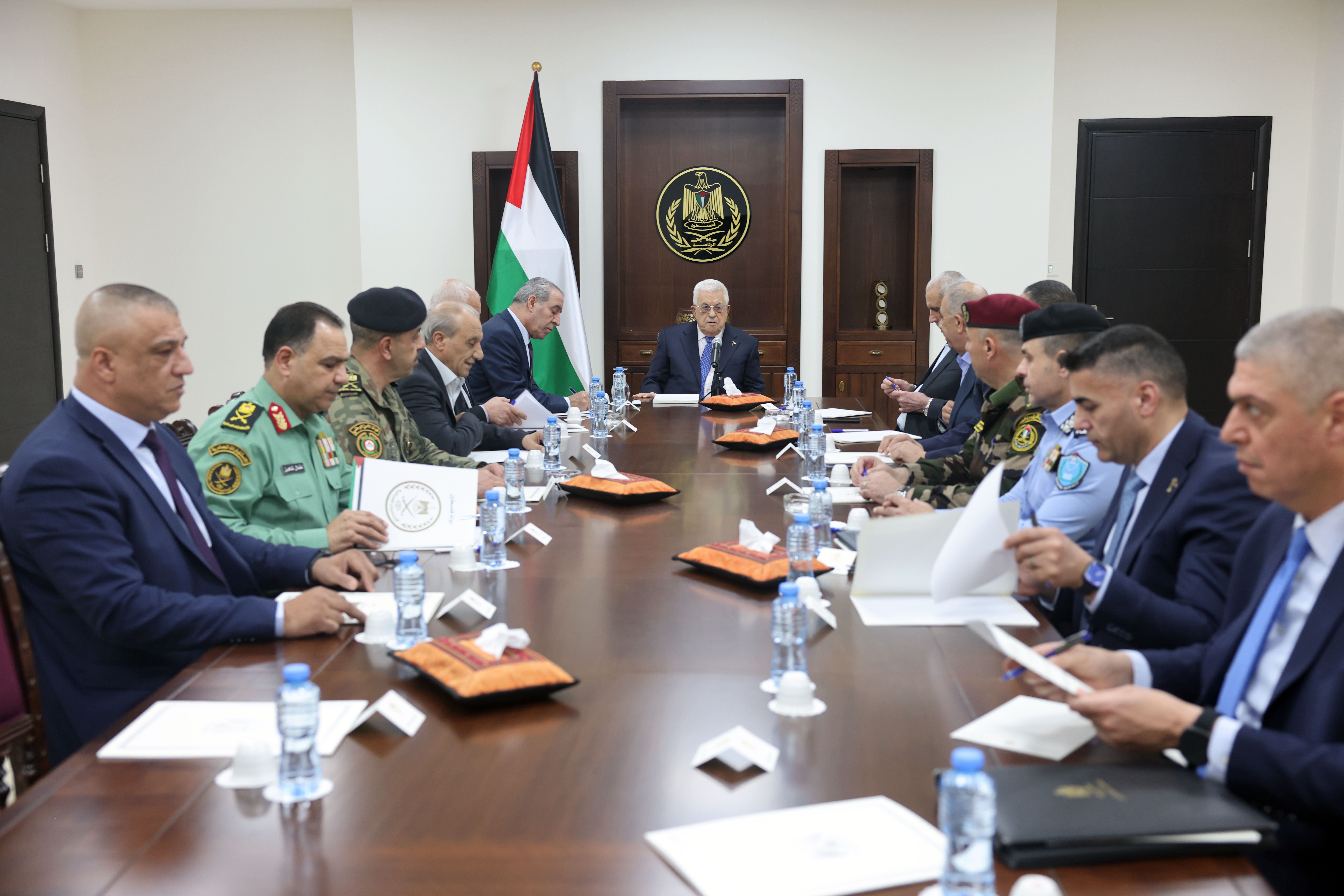 الرئيس لدى ترؤسه اجتماعا لقادة الأجهزة الأمنية