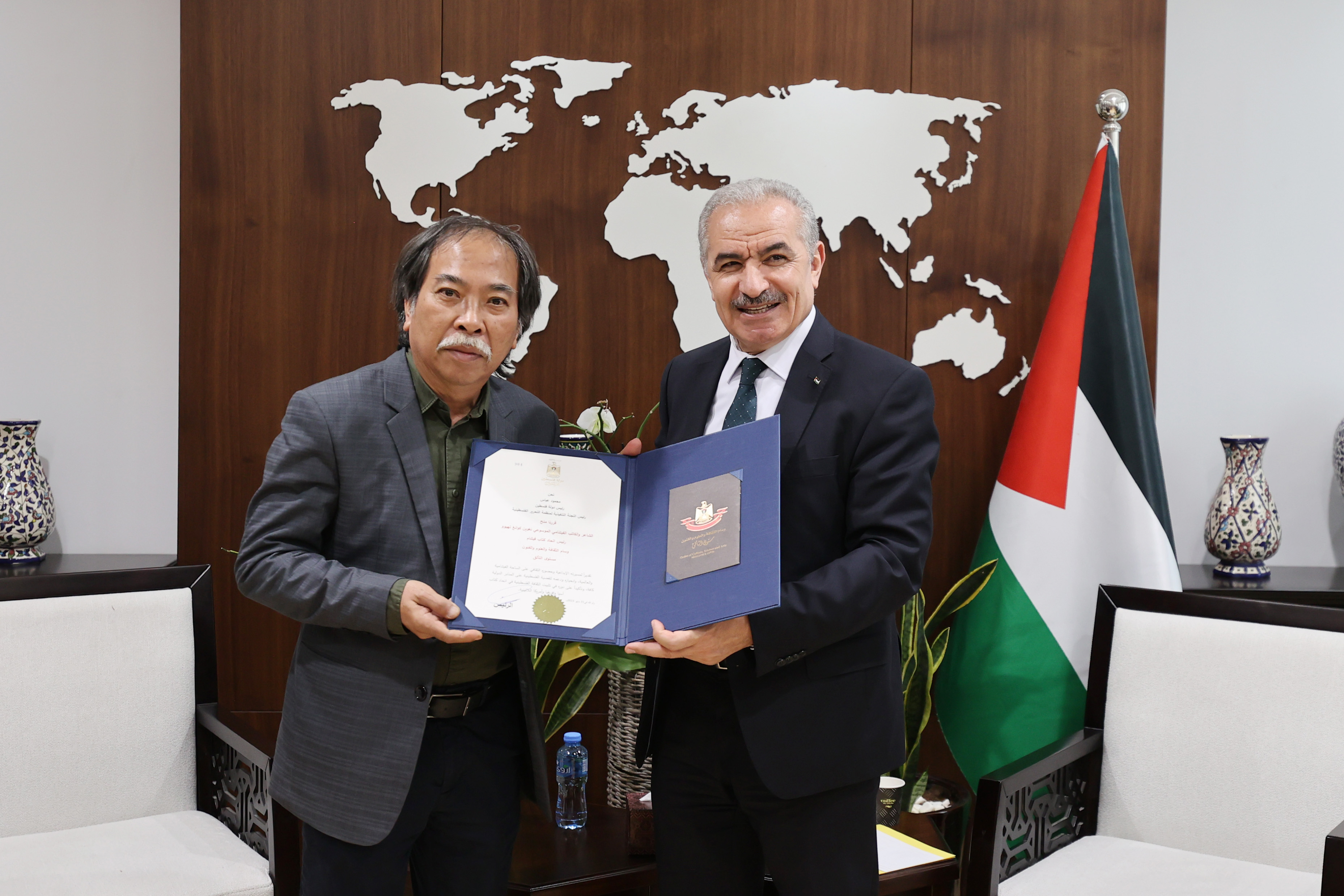نيابة عن الرئيس محمود عباس، رئيس الوزراء محمد اشتية يسلم الشاعر والكاتب الموسوعي الفيتنامي نغوين كوانغ تهيوو وسام الثقافة والعلوم والفنون "مستوى التألق"