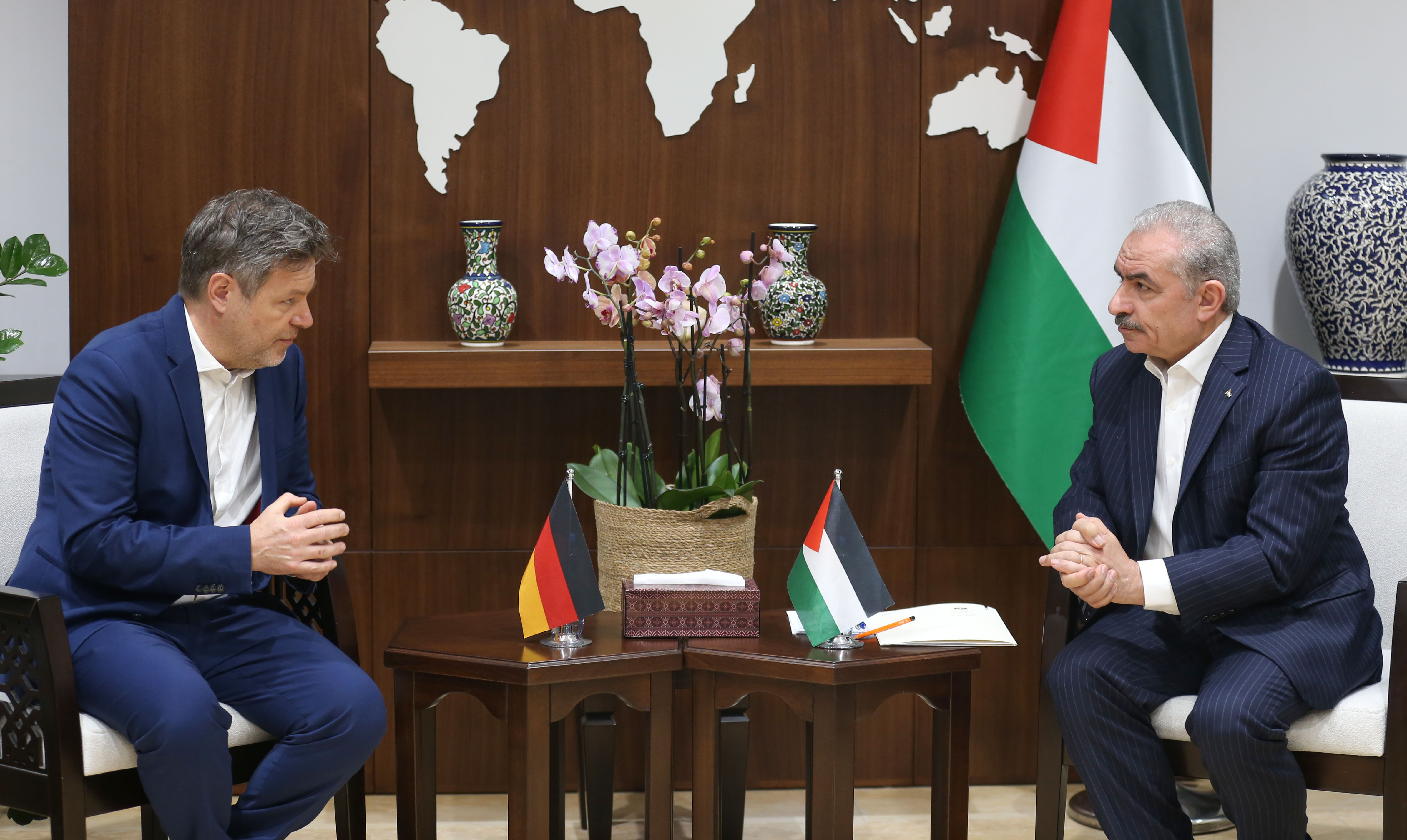 رئيس الوزراء محمد اشتية خلال لقائه نائب المستشار الألماني روبرت هابيك