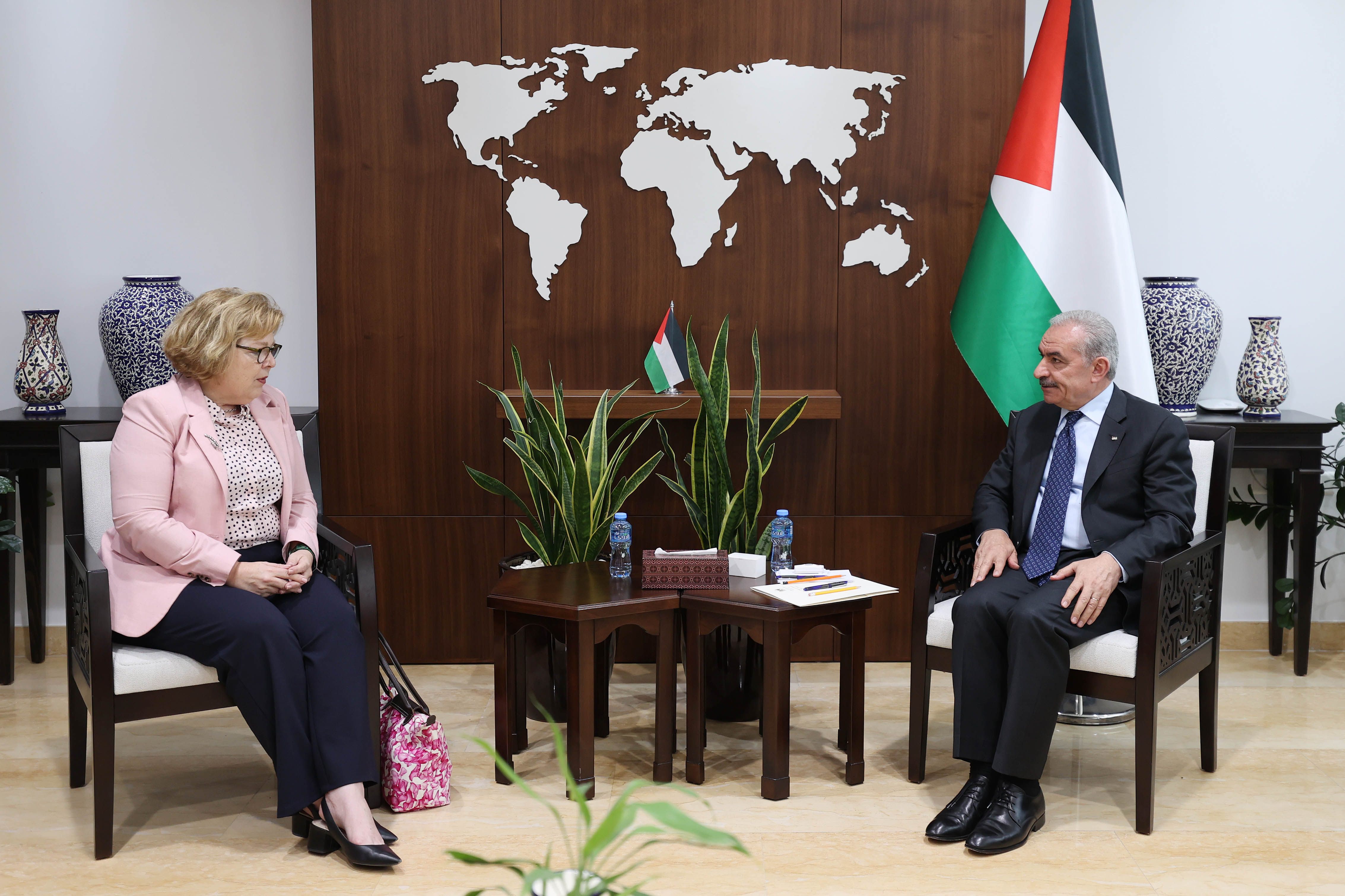 اشتية خلال لقائه مساعدة وزير الخارجية لشؤون الشرق الأدنى في وزارة الخارجية الأميركية باربرا ليف