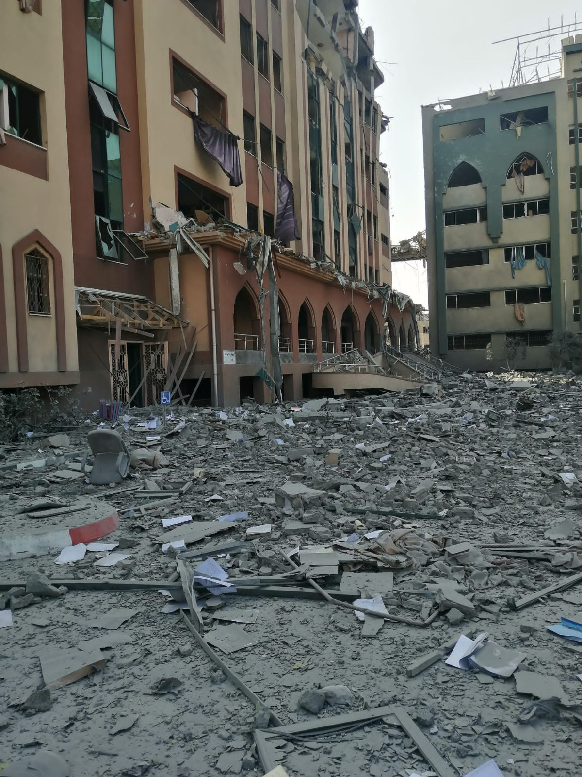 آثار الدمار التي خلفها قصف الاحتلال لمبنى الجامعة الاسلامية في مدينة غزة