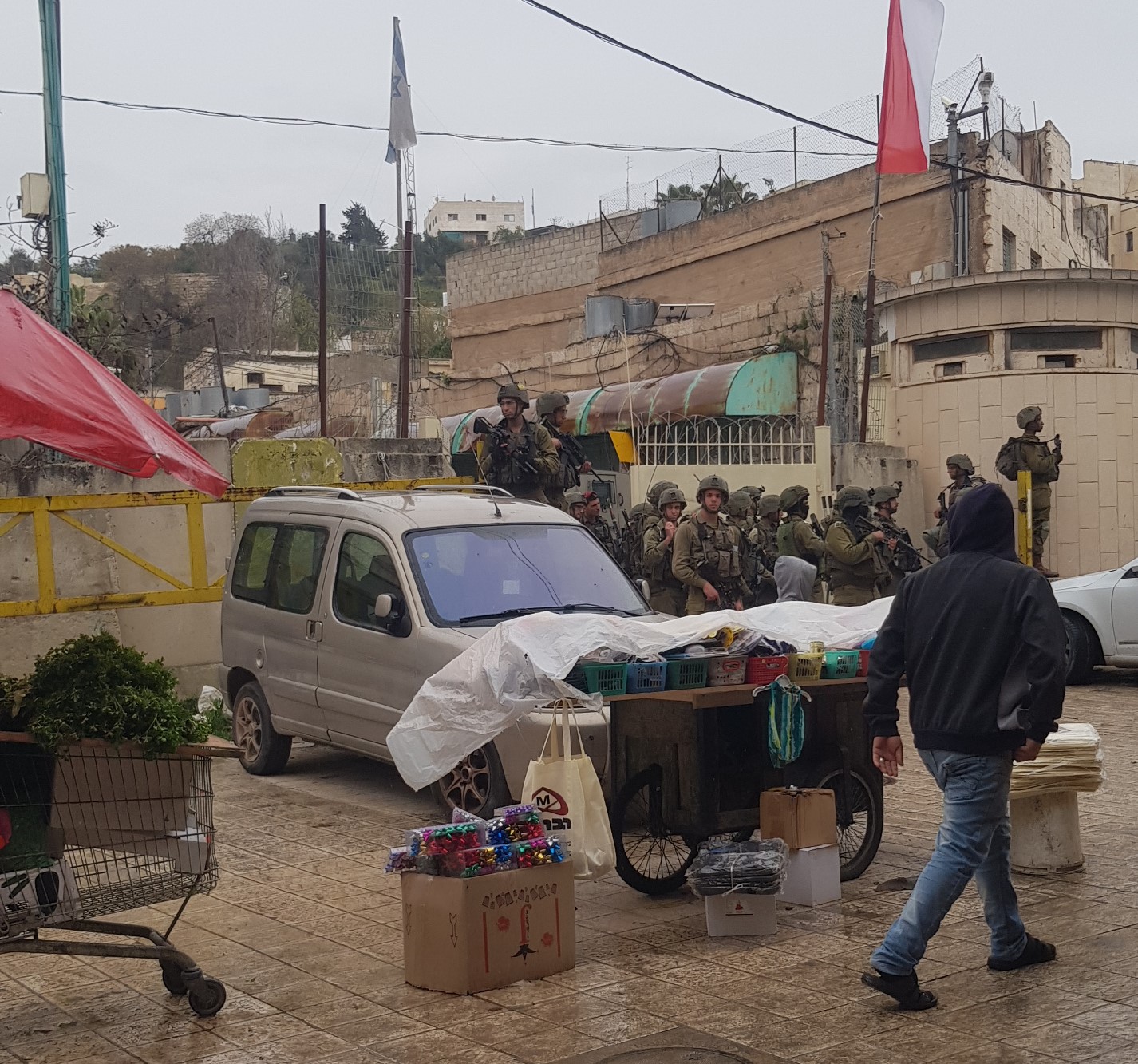 مستوطنون يقتحمون البلدة القديمة من الخليل بحماية قوات الاحتلال (تصوير: جويد التميمي/ وفا)