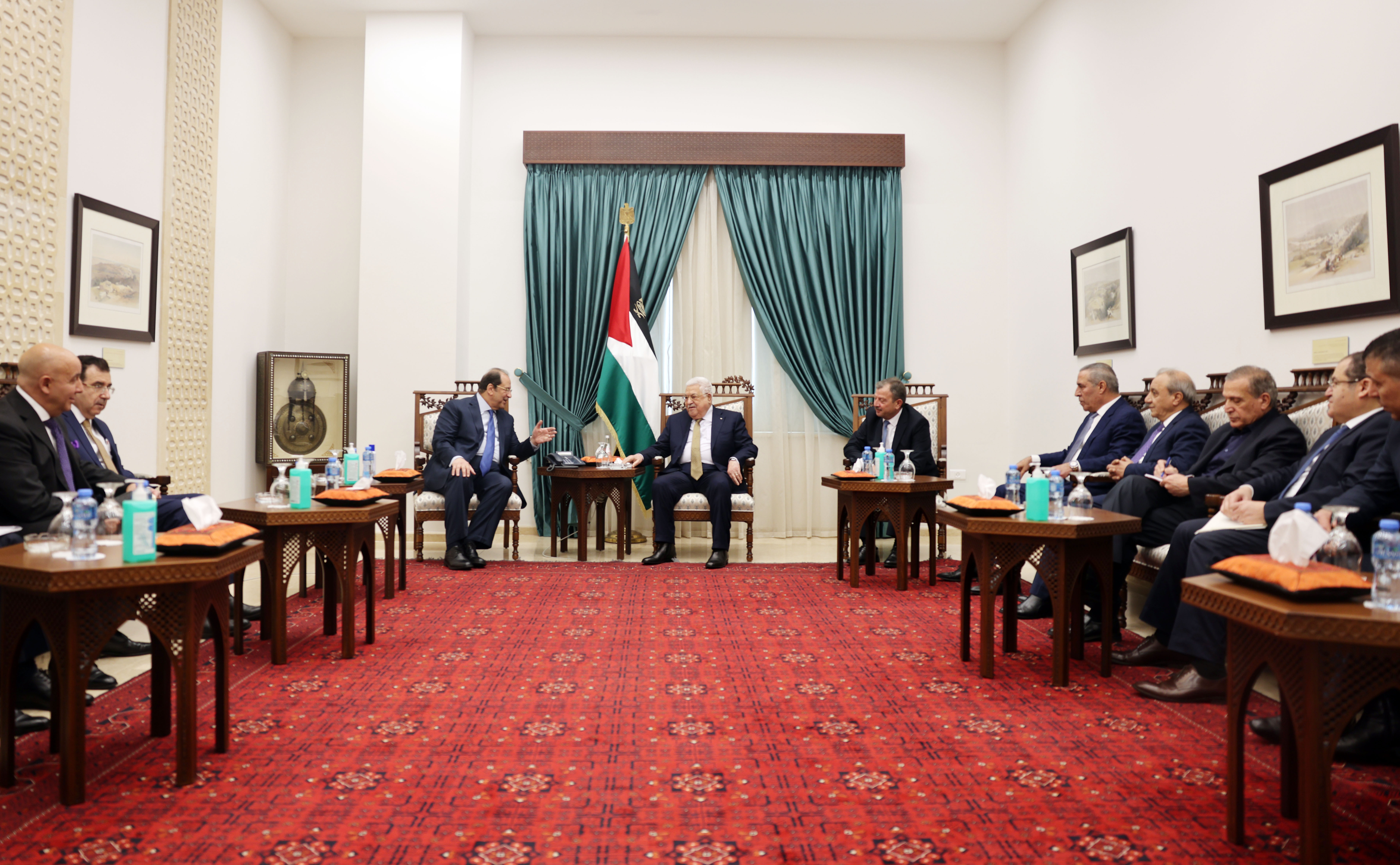 الرئيس محمود عباس خلال استقباله رئيسي جهازي المخابرات المصرية والأردنية (تصوير: ثائر غنايم)