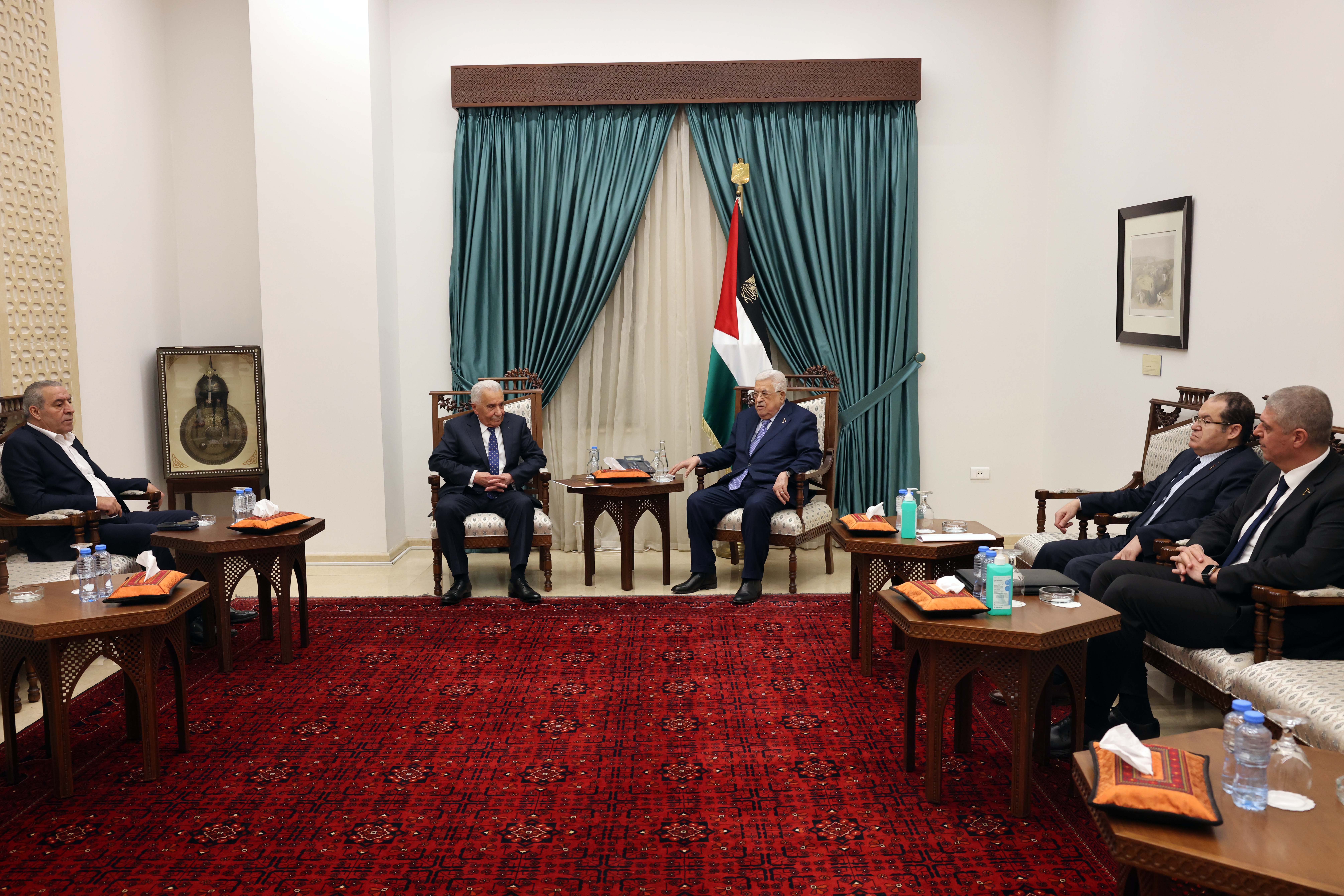 الرئيس أثناء لقائه رئيس مجلس القضاء الأعلى المستشار عيسى أبو شرار (تصوير: ثائر غنايم)