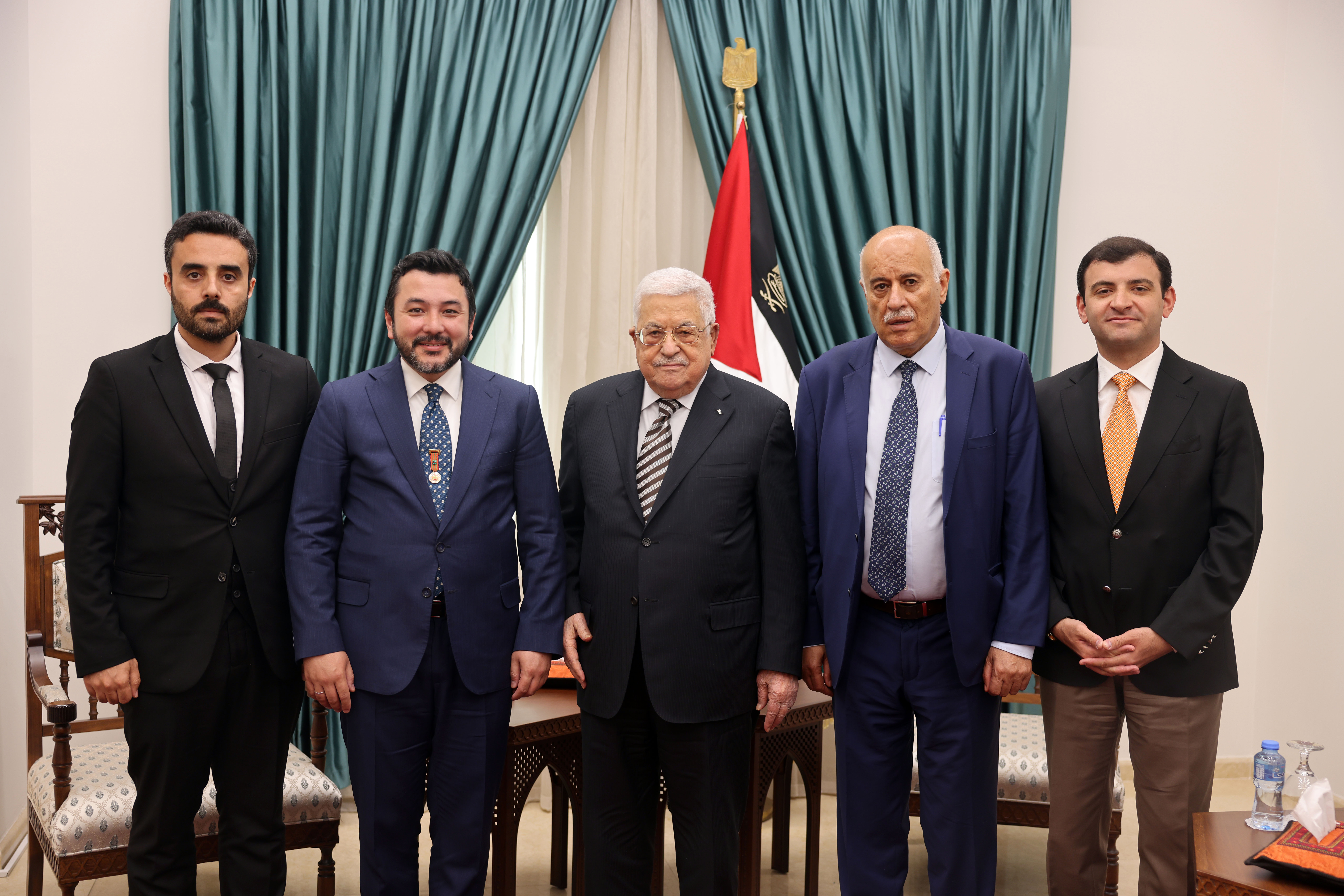 الرئيس محمود عباس خلال استقباله رئيس منتدى التعاون الإسلامي للشباب طه ايهان (تصوير: ثائر غنايم)