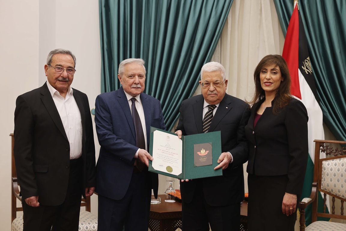 الرئيس محمود عباس يقلد القائد الوطني قيس عبد الكريم النجمة الكبرى من وسام القدس (تصوير: ثائر غنايم)