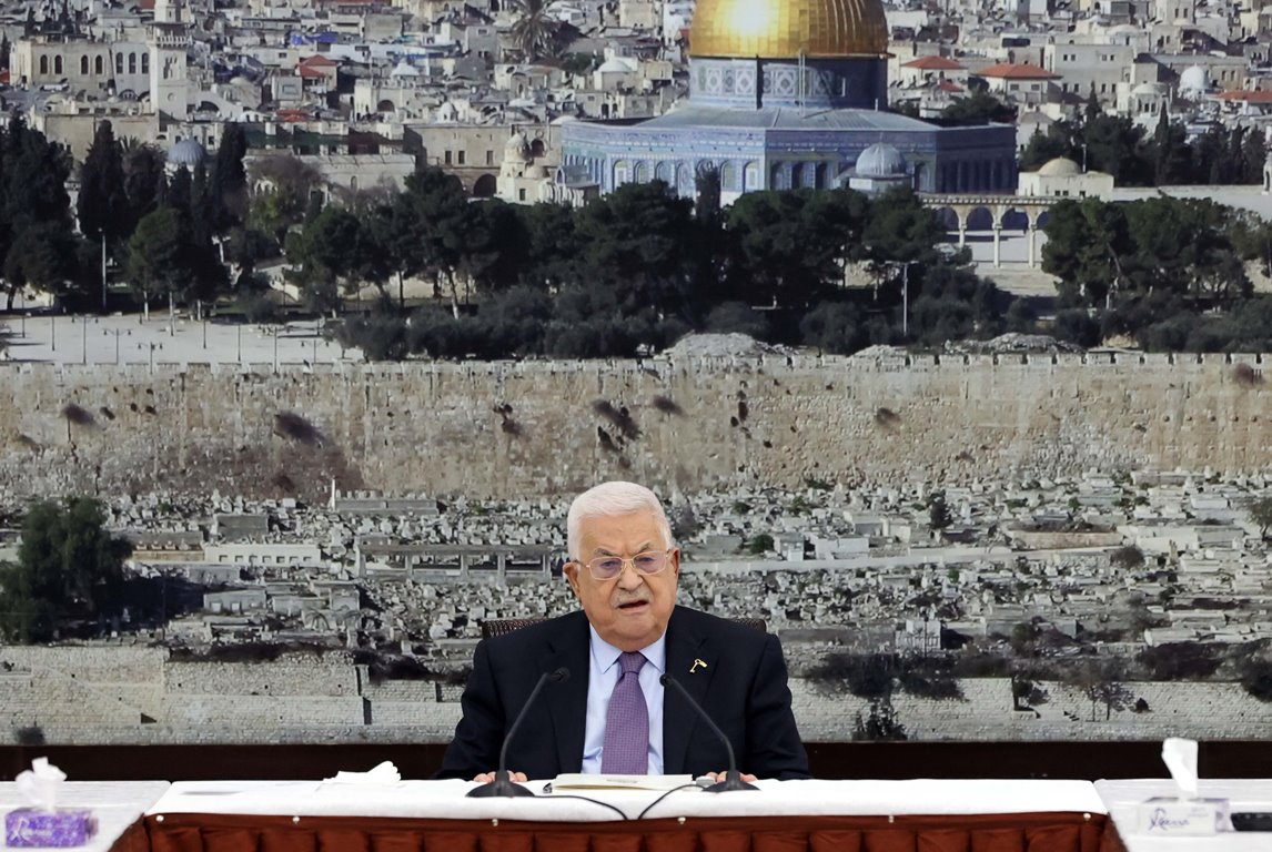 الرئيس محمود عباس أثناء ترؤسه اجتماع القيادة الفلسطينية (تصوير: ثائر غنايم)