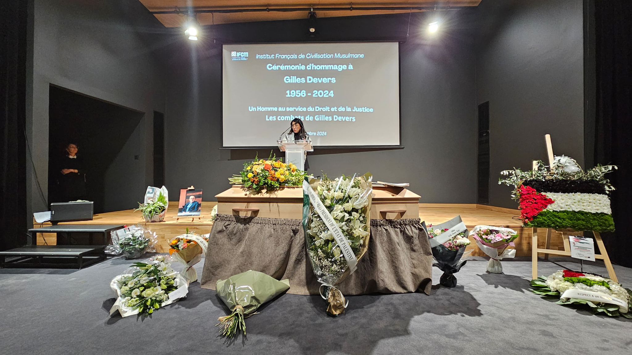 سفيرة دولة فلسطين لدى فرنسا هالة أبو حصيرة في كلمتها خلال تأبين المحامي الفرنسي جيل دوفير 