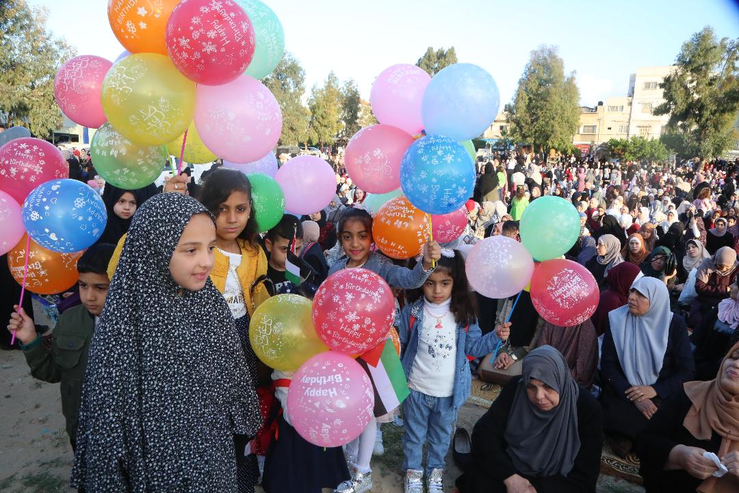 أطفال غزة خلال أداء صلاة العيد. (تصوير خضر الزعنون/وفا)