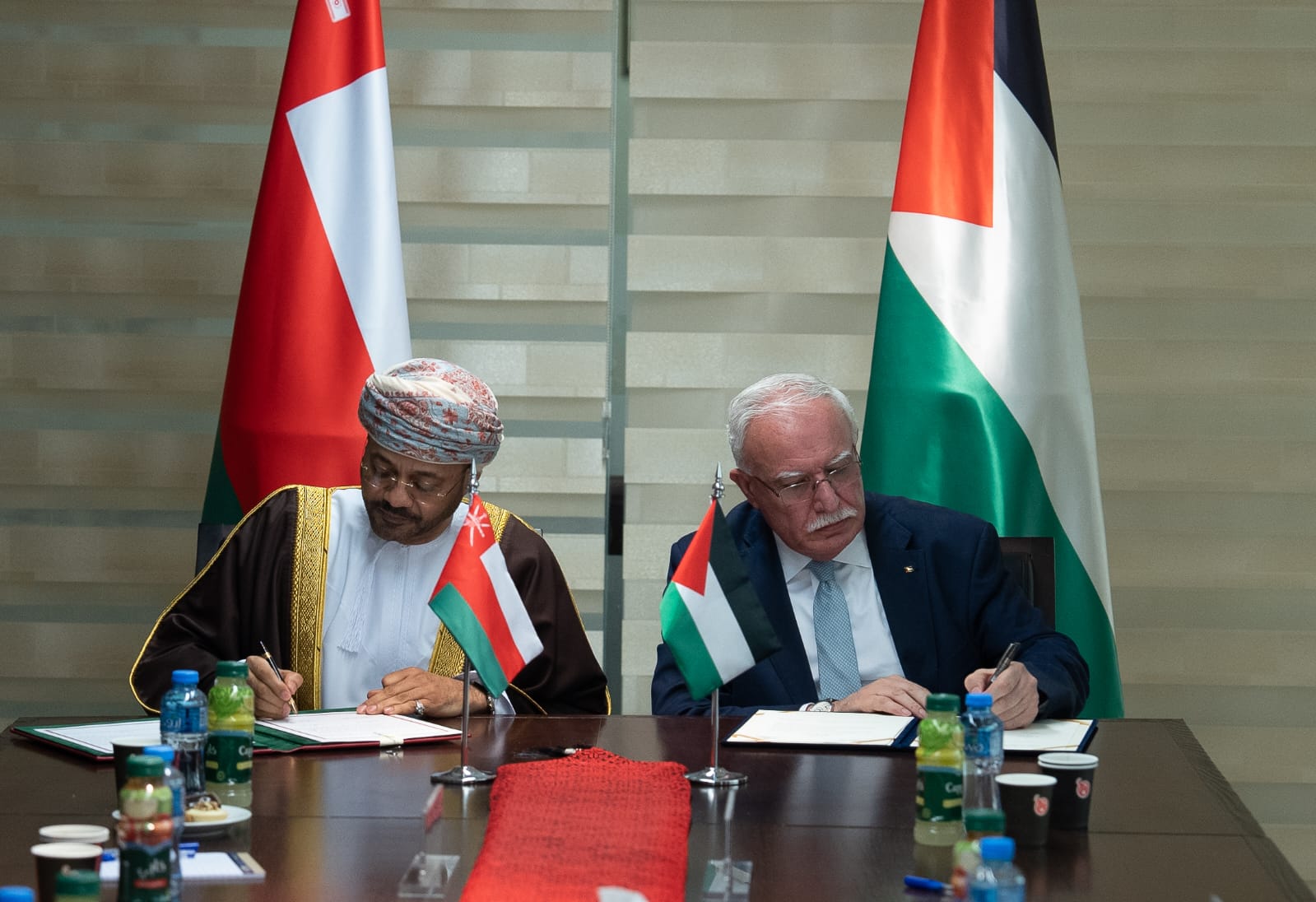 الوزير المالكي ونظيره العماني يوقعان اتفاقية إنشاء لجنة للتشاور والتعاون الثنائي بين حكومتي البلدين (تصوير: عفيف عميرة/ وفا)