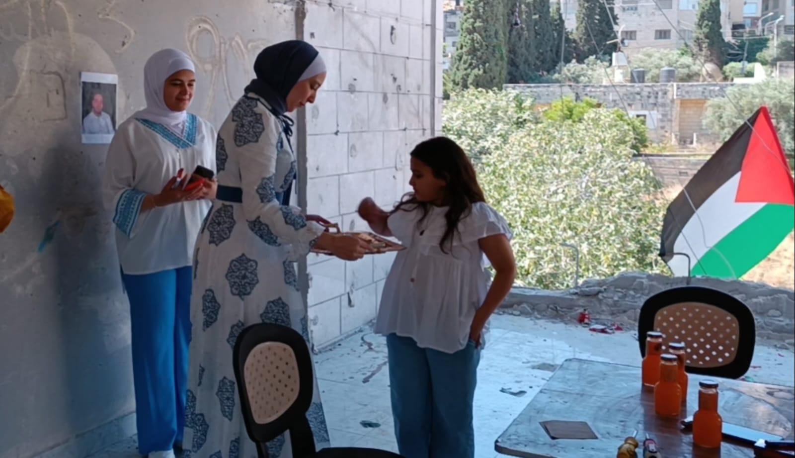 الطالبة الطويل تستقبل المهنئين بنجاحها في الثانوية العامة على انقاض منزل عائلتها الذي فجره الاحتلال في نابلس