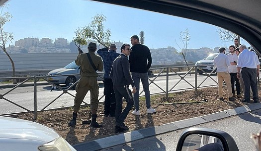 من مكان اطلاق النار على الشاب عن حاجز حزما العسكري