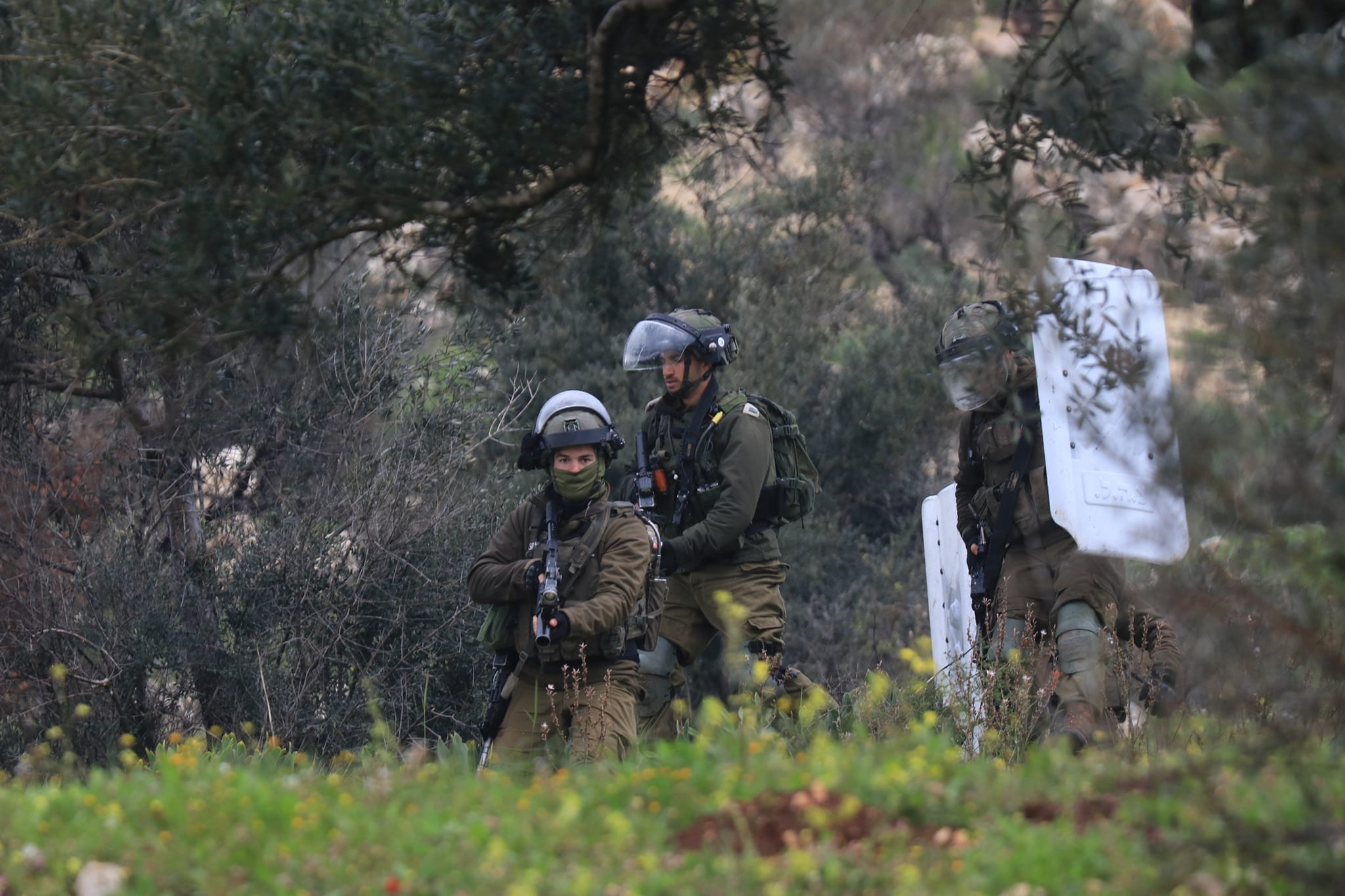 جنود الاحتلال يطلقون الرصاص وقنابل الصوت والغاز تجاه المشاركين في مسيرة كفر قدوم الأسبوعية