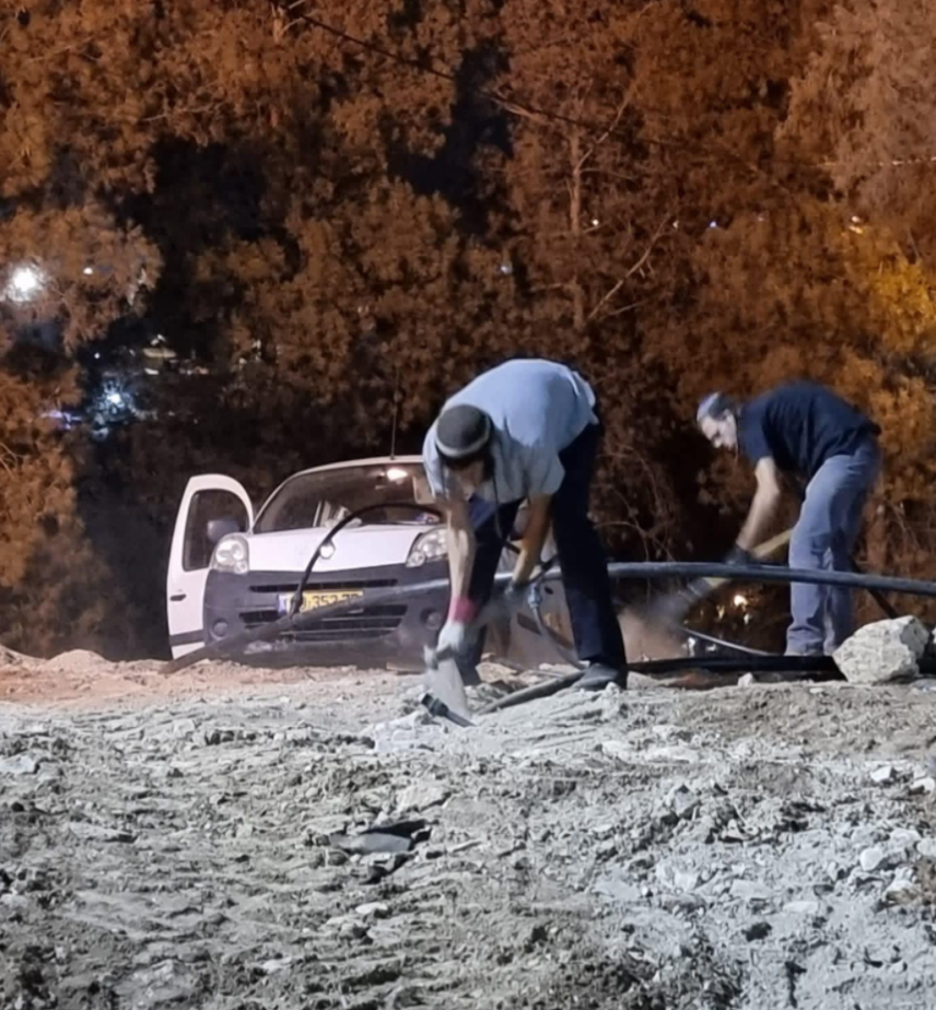 طواقم بلدية الاحتلال تواصل أعمالها التهويدية بالمقبرة اليوسفية (مركز معلومات وادي حلوة)
