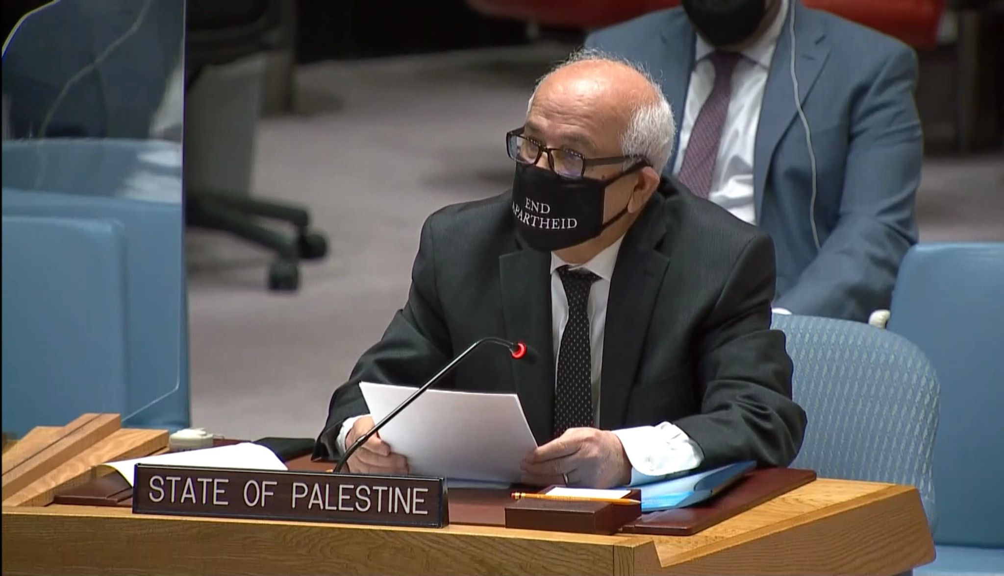 مراقب فلسطين الدائم لدى الأمم المتحدة رياض منصور يرتدي "كمامة" كتب عليها "إنهاء الابرتهايد"