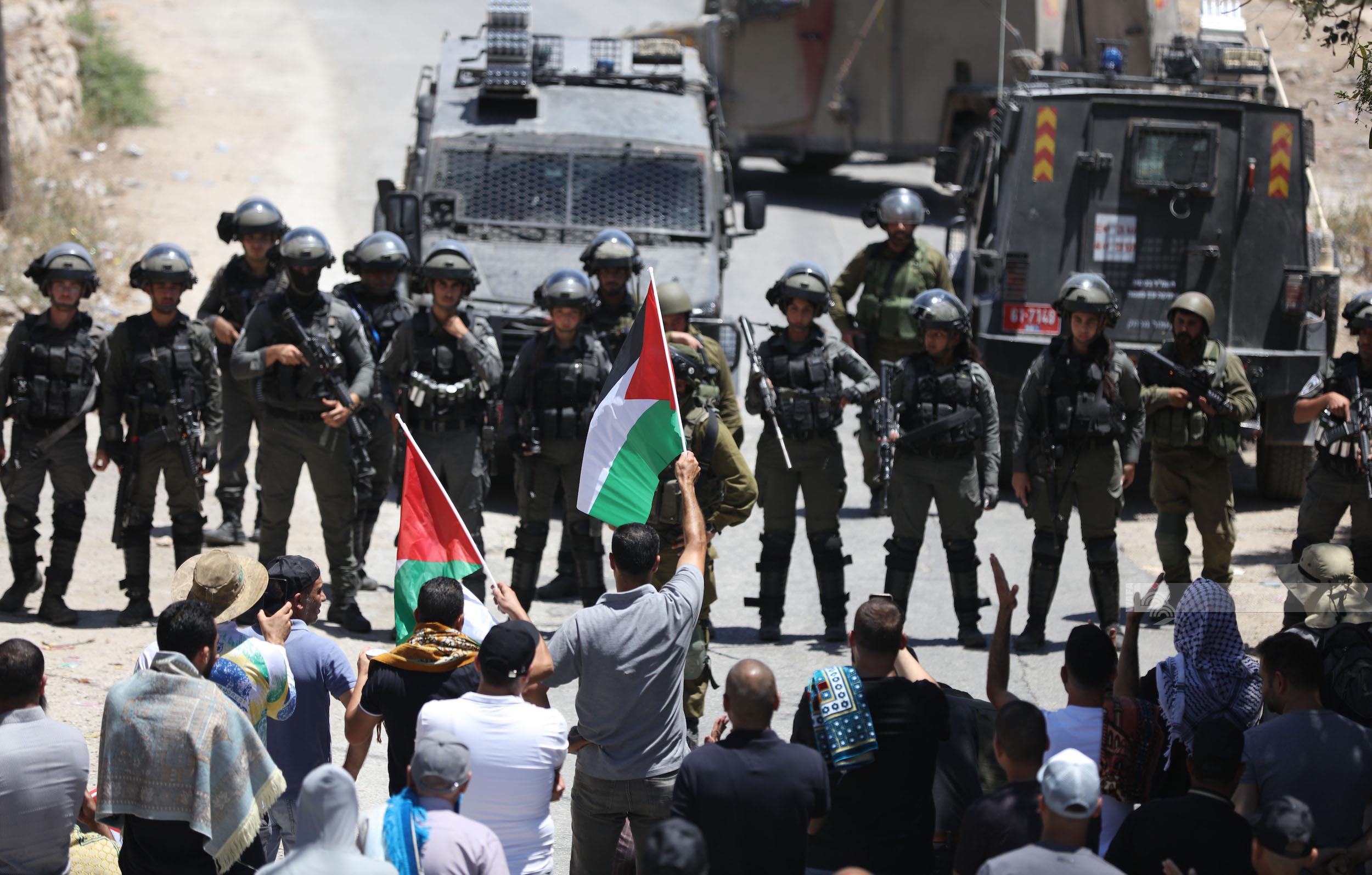  قوات الاحتلال تقمع مسيرة ضد الاستيطان في قرية أم صفا شمال غرب رام الله (تصوير: حمزة شلش/ وفا)