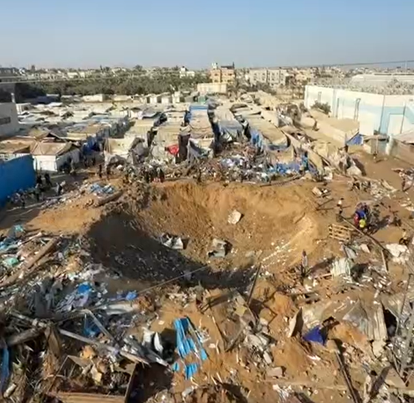 حفرة كبيرة سببتها غارة الاحتلال على مستودع الأدوية والمستلزمات الطبية التابع لمستشفى شهداء الأقصى في دير البلح وسط القطاع 