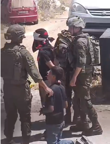 لحظة اعتقال الطفلين الشقيقين فتحي ومحمد أبو عليا